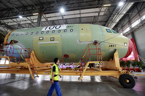 6月13日,空客天津總裝線工作人員在檢查運(yùn)抵的A320系列飛機(jī)大部件,部件上標(biāo)有該總裝線第100架飛機(jī)的“100”字樣。新華社發(fā)(賈可 攝)