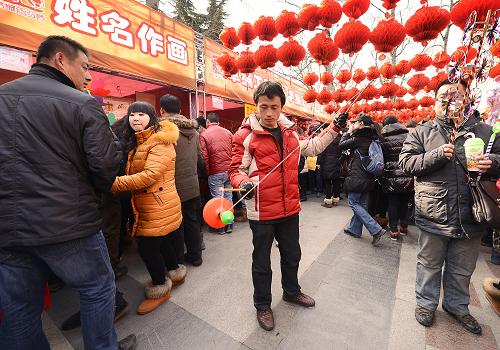 2月15日,一名市民在北京龍?zhí)稄R會(huì)上抖空竹。新華社發(fā)(李賀 攝)