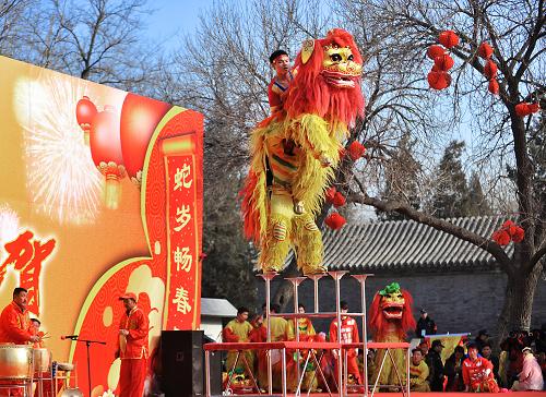 2月15日,演員在北京龍?zhí)稄R會(huì)上表演舞獅。新華社發(fā)(李賀 攝)