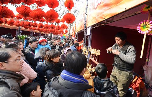 2月15日,演員在北京龍?zhí)稄R會(huì)上表演吹糖人。當(dāng)日是農(nóng)歷大年初六,不少市民和游客來到北京龍?zhí)稄R會(huì),欣賞舞獅、抖空竹、吹糖人等傳統(tǒng)節(jié)目。新華社發(fā)(李賀 攝)
