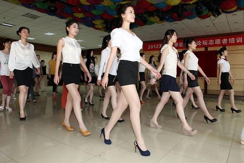 6月15日,禮儀志愿者在進(jìn)行形體禮儀強(qiáng)化培訓(xùn)。新華社發(fā)(劉東岳 攝)