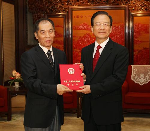 這是溫家寶向梁曉聲頒發(fā)中央文史研究館館員聘書。新華社記者 劉衛(wèi)兵 攝