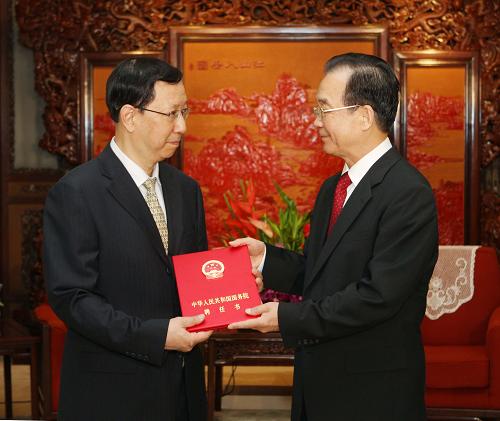 這是溫家寶向徐一帆頒發(fā)國(guó)務(wù)院參事聘書。新華社記者 劉衛(wèi)兵 攝