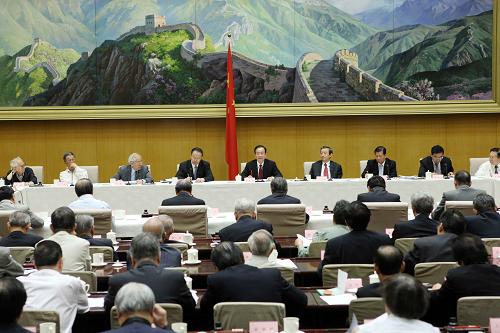 6月15日,中共中央政治局常委、國(guó)務(wù)院總理溫家寶在北京中南海向新聘任的國(guó)務(wù)院參事和中央文史研究館館員頒發(fā)聘書,并同參事、館員座談。新華社記者 劉衛(wèi)兵 攝