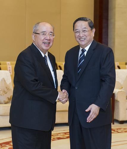 10月25日,中共中央政治局常委、全國政協(xié)主席俞正聲在南寧會見前來出席第九屆兩岸經(jīng)貿(mào)文化論壇的中國國民黨榮譽(yù)主席吳伯雄一行。 新華社記者王曄攝