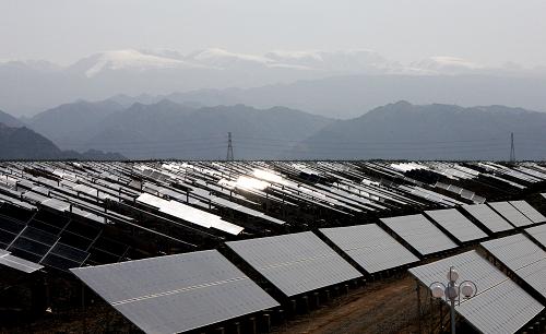 這是6月11日拍攝的新疆哈密光伏發(fā)電站。新華社發(fā)(普拉提 攝)