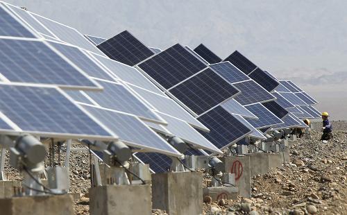 6月11日,工人在新疆哈密光伏發(fā)電站安裝太陽能電池板組件。新華社發(fā)(普拉提 攝)