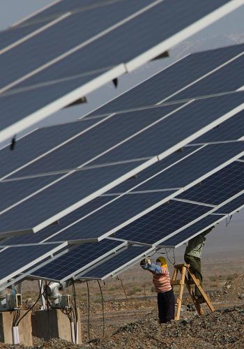 6月11日,工人在新疆哈密光伏發(fā)電站安裝太陽能電池板組件。新華社發(fā)(普拉提 攝)