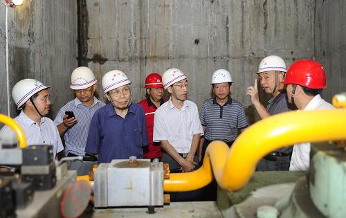 驗(yàn)收專家組在丹江口大壩壩體內(nèi)部對(duì)機(jī)電設(shè)備進(jìn)行現(xiàn)場(chǎng)檢查(8月26日攝)。新華社記者 郝同前 攝