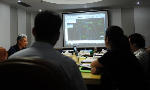 驗(yàn)收專家組在分組驗(yàn)收會(huì)議上對(duì)大壩基礎(chǔ)工程進(jìn)行驗(yàn)收問詢(8月27日攝)。新華社記者 郝同前 攝