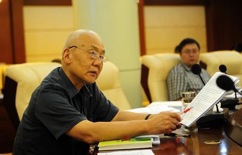 中國(guó)工程院院士鄭守仁在丹江口大壩技術(shù)性驗(yàn)收專家組會(huì)議上問詢(8月27日攝)。新華社記者 郝同前 攝