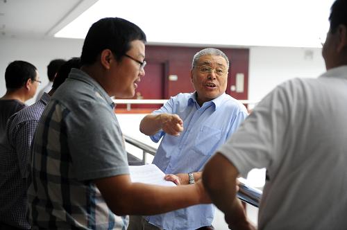 驗(yàn)收專家組在驗(yàn)收會(huì)議間隙討論(8月27日攝)。新華社記者 郝同前 攝