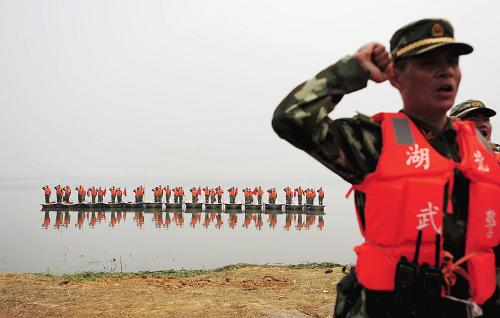 6月15日,武警武漢市支隊(duì)官兵在演練前莊重宣誓。新華社發(fā)(史偉 攝)