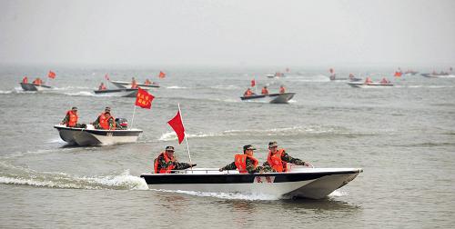 6月15日,武警武漢市支隊(duì)的沖鋒舟編隊(duì)馳騁在湖面上。新華社發(fā)(史偉 攝)