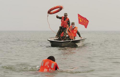 6月15日,武警武漢市支隊(duì)的沖鋒舟小組對(duì)“落水者”進(jìn)行救援。新華社發(fā)(史偉 攝)