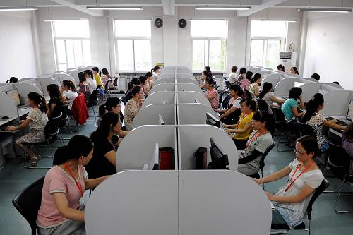 6月14日,高考閱卷老師正在進(jìn)行閱卷工作。新華社記者 范敏達(dá) 攝