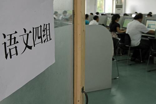 6月14日,高考閱卷老師正在進(jìn)行閱卷工作。近日,山西省2012年高考閱卷工作正在緊鑼密鼓地進(jìn)行中。據(jù)介紹,今年山西首次使用網(wǎng)上閱卷的方式評閱高考試卷,全省1920名閱卷教師將于本月20日之前完成全部閱卷、打分工作。使用網(wǎng)上閱卷方式在大幅度減少了涂卡、核分、復(fù)查項(xiàng)目所需的人員數(shù)量的同時(shí),對所有科目都實(shí)行了雙評、多評制度,盡可能地減少試卷評閱打分過程中的誤差,保障考生利益。新華社記者 范敏達(dá) 攝