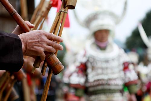 2月14日,在貴州省丹寨縣排調(diào)鎮(zhèn)宰宿村,身著盛裝的苗族村民踩著舞步從蘆笙手身邊走過。新華社發(fā)(黃曉海 攝)