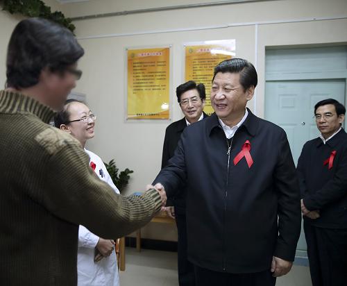 這是2012年11月,習近平到北京市豐臺區(qū)蒲黃榆社區(qū)衛(wèi)生服務中心參加世界艾滋病日活動,同艾滋病感染者握手、交談。新華社記者 蘭紅光 攝