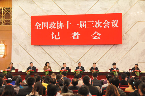 3月8日13:30,全國政協(xié)十一屆三次會議舉行記者會,主題是“走進(jìn)世博、共享世博”。全國政協(xié)副主席萬鋼和全國政協(xié)委員萬季飛、張海迪、周漢民、趙進(jìn)軍、李瑞英出席并回答記者提問。翟子赫 攝