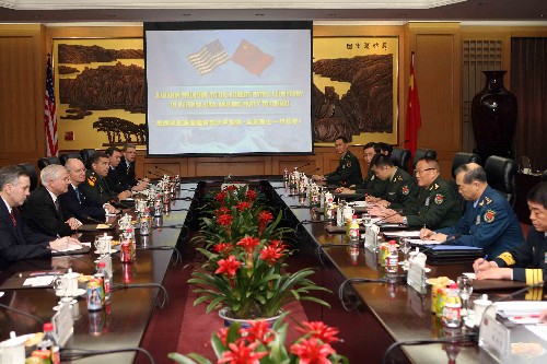 11月5日,中華人民共和國(guó)中央軍委副主席、國(guó)務(wù)委員兼國(guó)防部長(zhǎng)曹剛川上將在北京與來(lái)訪的美國(guó)國(guó)防部長(zhǎng)羅伯特·蓋茨舉行會(huì)談。