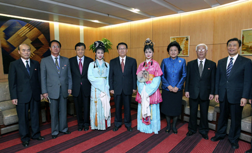 5月7日,朝鮮歌劇《紅樓夢(mèng)》在北京電視臺(tái)劇場(chǎng)舉行訪華演出,中共中央政治局常委李長(zhǎng)春出席觀看,并親切會(huì)見(jiàn)主要演職人員。這是李長(zhǎng)春與演職人員代表合影留念。新華社記者 謝環(huán)馳 攝