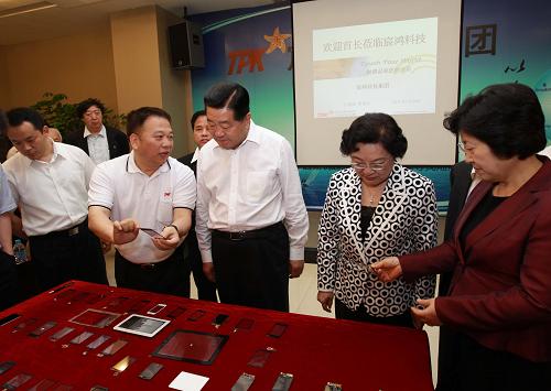 6月19日至20日,中共中央政治局常委、全國(guó)政協(xié)主席賈慶林在福建調(diào)研。這是6月20日,賈慶林在廈門市參觀臺(tái)資企業(yè)宸鴻科技(廈門)有限公司。新華社記者 龐興雷 攝