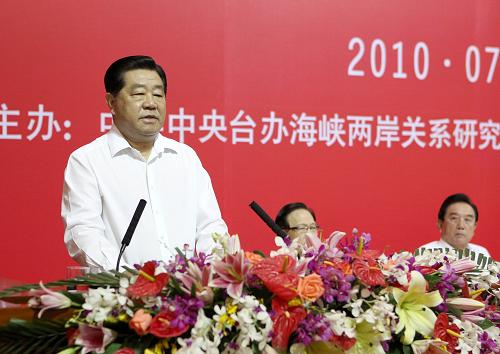 7月11日,中共中央政治局常委、全國政協(xié)主席賈慶林在兩岸經(jīng)貿文化論壇閉幕式上發(fā)表講話。當日,第六屆兩岸經(jīng)貿文化論壇通過共同建議后在廣州圓滿落幕。新華社記者 馬占成 攝