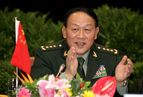 中華人民共和國成立60周年之際,中央軍委委員、國務(wù)委員兼國防部長梁光烈日前在接受新華社記者采訪時(shí)指出,60年來,在以毛澤東同志、鄧小平同志、江澤民同志為核心的黨的三代中央領(lǐng)導(dǎo)集體和以胡錦濤同志為總書記的黨中央領(lǐng)導(dǎo)下,我軍經(jīng)過艱苦奮斗,逐步由過去單一軍種發(fā)展到現(xiàn)在的諸軍兵種合成,部隊(duì)革命化現(xiàn)代化正規(guī)化水平不斷提高,為祖國安寧、國家富強(qiáng)、人民幸福作出了重要貢獻(xiàn)。這是中央軍委委員、國務(wù)委員兼國防部長梁光烈(資料照片)。新華社發(fā)