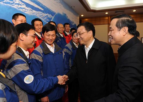 1月20日,中共中央政治局常委、國務(wù)院副總理李克強向遠在南極、北極和大洋上執(zhí)行任務(wù)的科考隊員表示親切問候,并會見部分參加過科考的隊員。這是李克強和曾經(jīng)參加大洋考察的隊員親切握手。新華社記者 饒愛民 攝