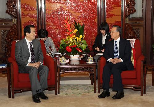 溫家寶會見日本副首相兼財務(wù)大臣菅直人 4月3日,國務(wù)院總理溫家寶在北京中南海紫光閣會見日本副首相兼財務(wù)大臣菅直人。 新華社記者 馬占成 攝