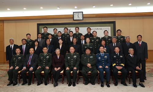 梁光烈會見志愿軍英模烈屬訪朝代表團 5月10日,中央軍委委員、國務委員兼國防部長梁光烈在北京八一大樓會見由獲“朝鮮民主主義人民共和國英雄”稱號的志愿軍烈士親屬和毛岸英烈士親屬組成的中國人民志愿軍英模烈屬訪朝代表團。 新華社記者鞠鵬攝