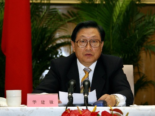 11月13日,全國貫徹實施突發(fā)事件應(yīng)對法電視電話會議在北京召開,國務(wù)委員兼國務(wù)院秘書長華建敏出席會議并講話。 新華社記者 劉衛(wèi)兵 攝