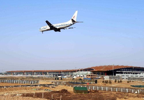 2月26日,一架飛機從首都機場3號航站樓頂掠過。當日,北京首都國際機場股份有限公司在3號航站樓召開新聞發(fā)布會,宣布北京首都國際機場3號航站樓將在2008年2月29日和3月26日分二期投入運營,首批進入運營的有四川航空公司、山東航空公司、卡塔爾航空公司、以色列航空公司、澳洲航空公司、英國航空公司六家航空公司。奧運重點工程之一的北京首都國際機場3號航站樓(T3),是目前世界上最大的單體航站樓,總體建筑面積約100萬平方米,分C、D、E三個功能區(qū)。C區(qū)用于國內(nèi)國際乘機手續(xù)辦理、國內(nèi)出發(fā)及國內(nèi)國際行李提取,D區(qū)暫用于奧運及殘奧會期間包機保障,E區(qū)用于國際出發(fā)和到達。 新華社記者 羅曉光 攝