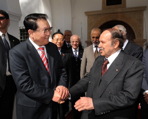 3月24日,中共中央政治局常委李長(zhǎng)春在阿爾及爾會(huì)見(jiàn)阿爾及利亞總統(tǒng)布特弗利卡。 新華社記者 馬占成 攝