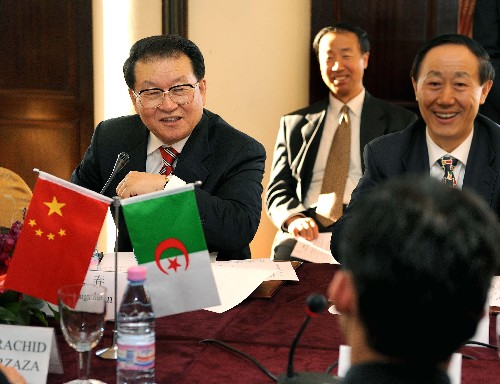 3月24日,中共中央政治局常委李長(zhǎng)春在下榻的飯店與阿爾及利亞赴華留學(xué)生及培訓(xùn)人員進(jìn)行座談。 新華社記者 馬占成 攝