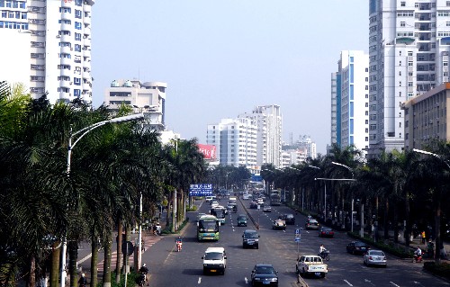 這是海南省海口市海府路一景(3月12日攝)。 1988年4月26日,中共海南省委、海南省人民政府在??趻炫?,我國(guó)最年輕的省份和最大的經(jīng)濟(jì)特區(qū)正式誕生。經(jīng)過(guò)20年的開(kāi)發(fā)建設(shè),海南經(jīng)濟(jì)社會(huì)發(fā)展取得了引人矚目的成就,城鄉(xiāng)面貌發(fā)生了深刻變化,人民生活水平大幅提高。到2007年,海南地區(qū)生產(chǎn)總值從建省初期的57億元增長(zhǎng)到1200多億元,地方財(cái)政收入由2.96億元增長(zhǎng)到150多億元,城鎮(zhèn)居民人均年收入由945元增長(zhǎng)到10900元,農(nóng)民人均年收入由502元增長(zhǎng)到3842元。 新華社記者 姜恩宇 攝