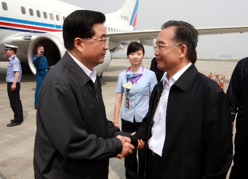 5月16日,中共中央總書記、國家主席、中央軍委主席胡錦濤乘飛機(jī)抵達(dá)四川綿陽,慰問災(zāi)區(qū)干部群眾,看望抗震救災(zāi)一線的部隊(duì)官兵和醫(yī)護(hù)人員。國務(wù)院總理溫家寶到機(jī)場迎接胡錦濤。 新華社記者 鞠鵬 攝