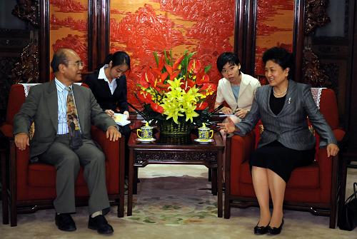 8月9日,中共中央政治局委員、國(guó)務(wù)委員劉延?xùn)|在北京中南海會(huì)見(jiàn)聯(lián)合國(guó)教科文組織總干事松浦晃一郎。新華社記者 李學(xué)仁 攝