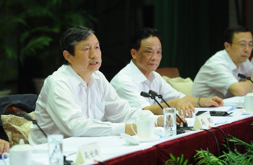 9月4日,國家行政學(xué)院2008年秋季開學(xué)典禮在北京舉行。國務(wù)委員兼國務(wù)院秘書長、國家行政學(xué)院院長馬凱出席并講話。 新華社記者 李學(xué)仁 攝