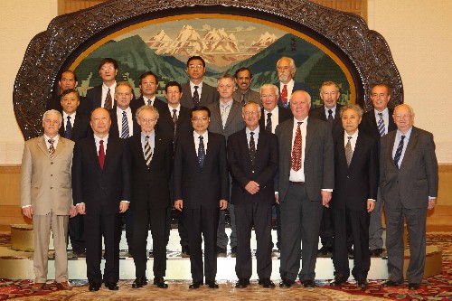 9月23日,中共中央政治局常委、國務(wù)院副總理李克強(qiáng)在北京人民大會堂會見來華出席國際礦物加工大會的外方代表。 新華社記者 劉衛(wèi)兵 攝