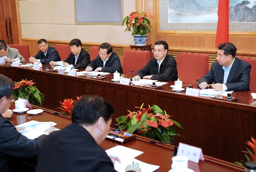 10月31日,國(guó)務(wù)院南水北調(diào)工程建設(shè)委員會(huì)第三次全體會(huì)議在北京召開(kāi)。中共中央政治局常委、國(guó)務(wù)院副總理、國(guó)務(wù)院南水北調(diào)工程建設(shè)委員會(huì)主任李克強(qiáng)主持會(huì)議并講話。中共中央政治局委員、國(guó)務(wù)院副總理、國(guó)務(wù)院南水北調(diào)工程建設(shè)委員會(huì)副主任回良玉出席會(huì)議并講話。 新華社記者馬占成攝