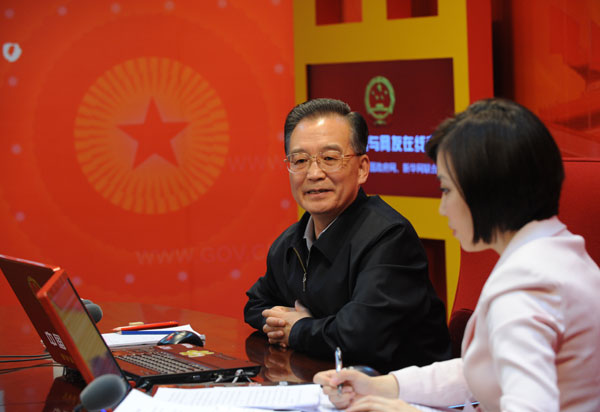 2月28日15時(shí),中共中央政治局常委、國務(wù)院總理溫家寶與網(wǎng)友在線交流并接受中國政府網(wǎng)、新華網(wǎng)聯(lián)合專訪。中國政府網(wǎng)和新華網(wǎng)將全程進(jìn)行文字和視頻直播。圖為溫家寶回答網(wǎng)友問題。新華社記者 李學(xué)仁 攝