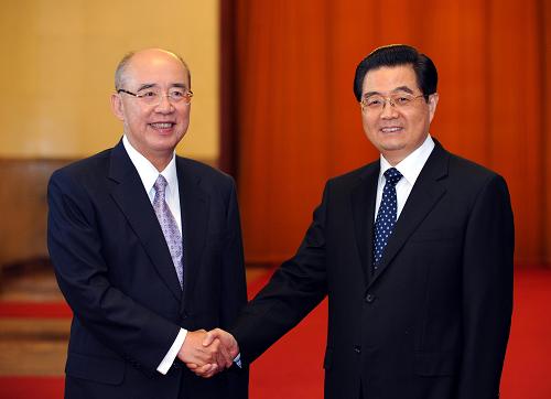 5月26日,中共中央總書記胡錦濤在北京人民大會堂會見中國國民黨主席吳伯雄和他率領的國民黨大陸訪問團全體成員,并同吳伯雄舉行會談。這是胡錦濤同吳伯雄親切握手。 新華社記者 饒愛民 攝