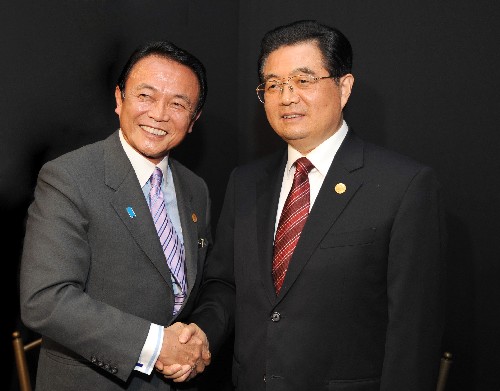 2008年11月22日,國家主席胡錦濤在秘魯首都利馬會見日本首相麻生太郎。新華社記者 樊如鈞 攝