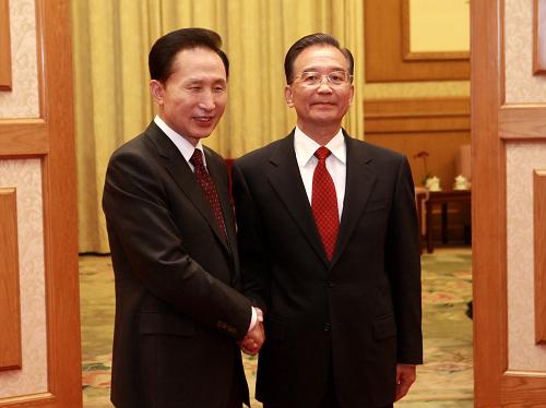 10月10日,中國國務(wù)院總理溫家寶在人民大會堂會見來京出席第二次中日韓領(lǐng)導(dǎo)人會議的韓國總統(tǒng)李明博。新華社記者 龐興雷 攝