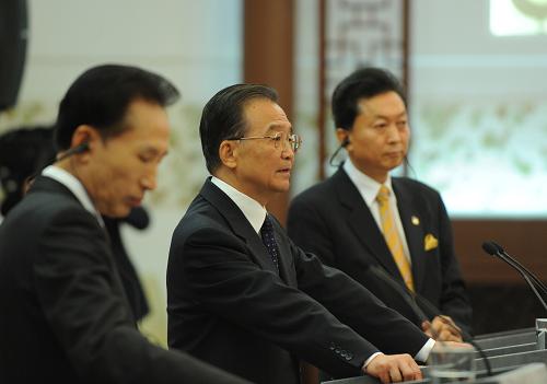 10月10日,第二次中日韓領導人會議在北京人民大會堂舉行。中國國務院總理溫家寶主持會議。韓國總統(tǒng)李明博、日本首相鳩山由紀夫出席會議。這是溫家寶、李明博和鳩山由紀夫會后共同會見記者。新華社記者 李學仁 攝