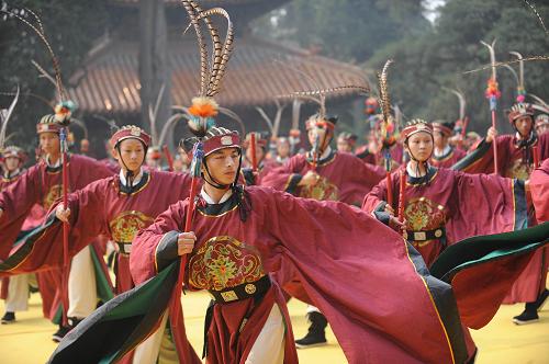 9月28日,在曲阜孔廟大成殿前,祭祀人員參照明代禮制表演祭孔禮樂。當(dāng)日,曲阜舉行盛大祭孔大典,紀(jì)念我國春秋時(shí)期偉大的思想家、教育家、儒家學(xué)派創(chuàng)始人孔子誕辰2560周年。新華社記者 范長國 攝