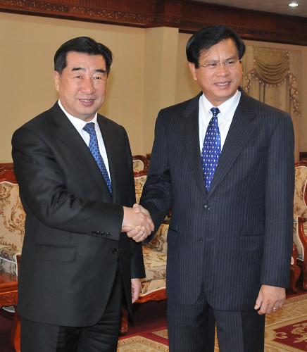 3月20日,中國國務(wù)院副總理回良玉(左)在老撾首都萬象會見老撾人民革命黨中央政治局委員、政府總理波松。新華社記者 李勍 攝