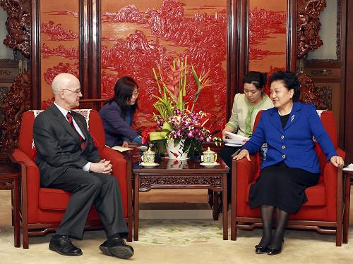 4月12日,國務(wù)委員劉延?xùn)|在北京中南海紫光閣會見到訪的英國牛津大學(xué)校長安德魯·哈密爾頓一行。新華社記者 謝環(huán)馳攝